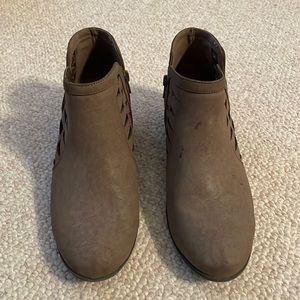 Cute soft short boots size 9 with decorative sides and zipper. Very comfortable